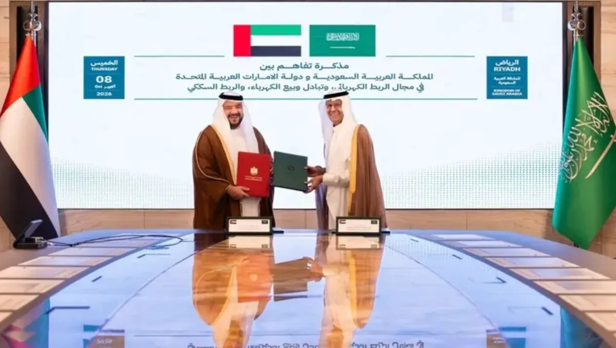 اتفقت السعودية والإمارات على تعزيز شبكة الكهرباء وربط السكك الحديدية