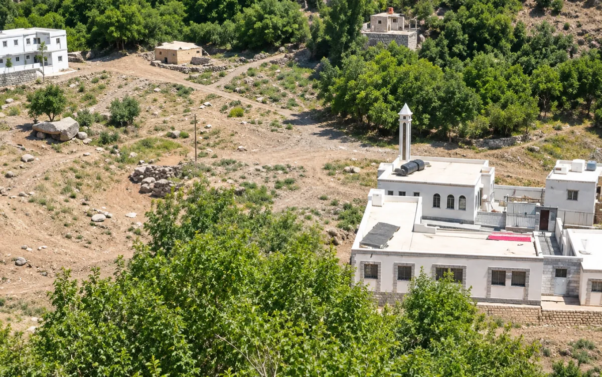فيديو- ريف تعز: مسجد تحت النيران.. يقصف الحوثيين بالدعاء