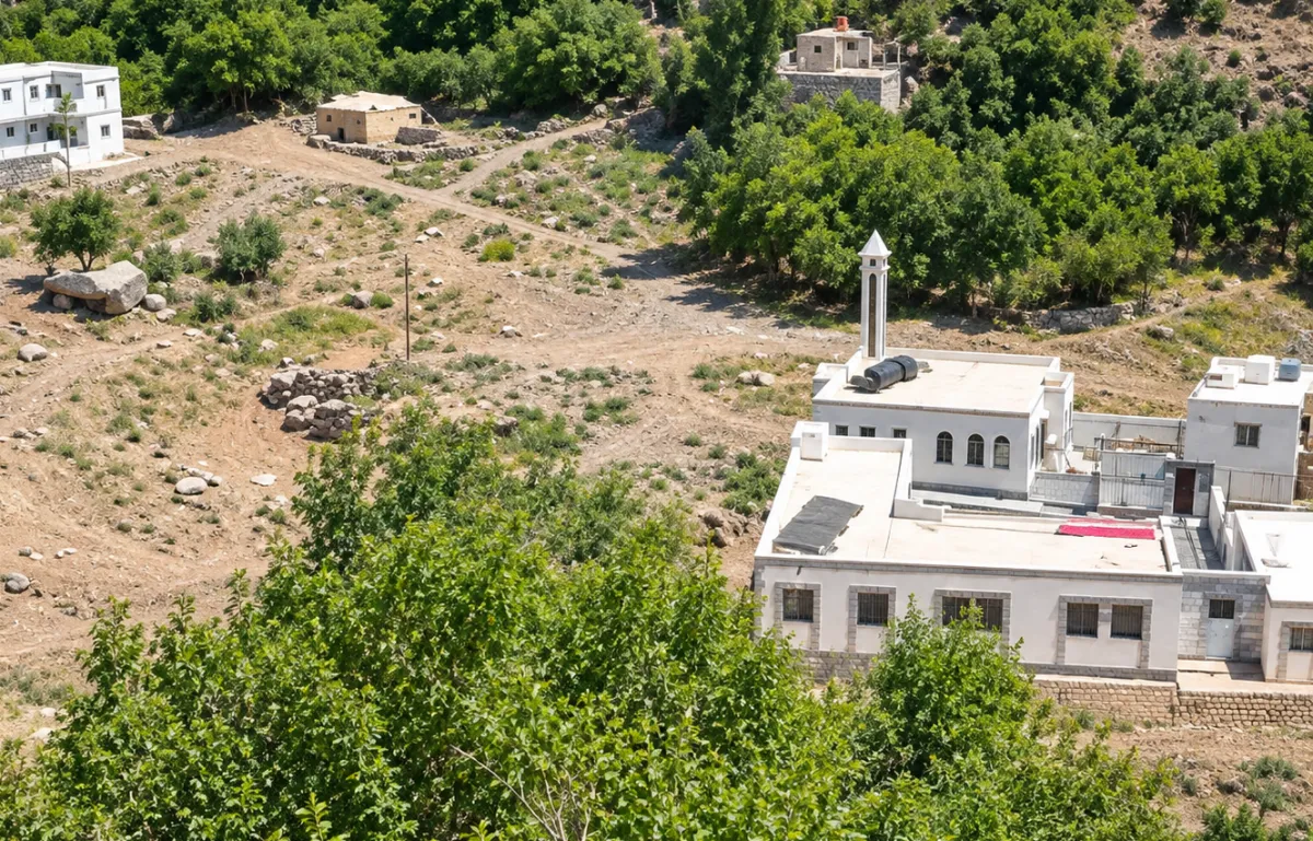 فيديو- ريف تعز: مسجد تحت النيران.. يقصف الحوثيين بالدعاء