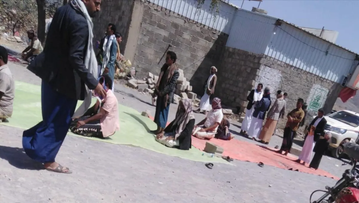 الحوثيون يغلقون مسجدا في عمران للجمعة الثانية ويجبرون الأهالي على الصلاة في الشارع
