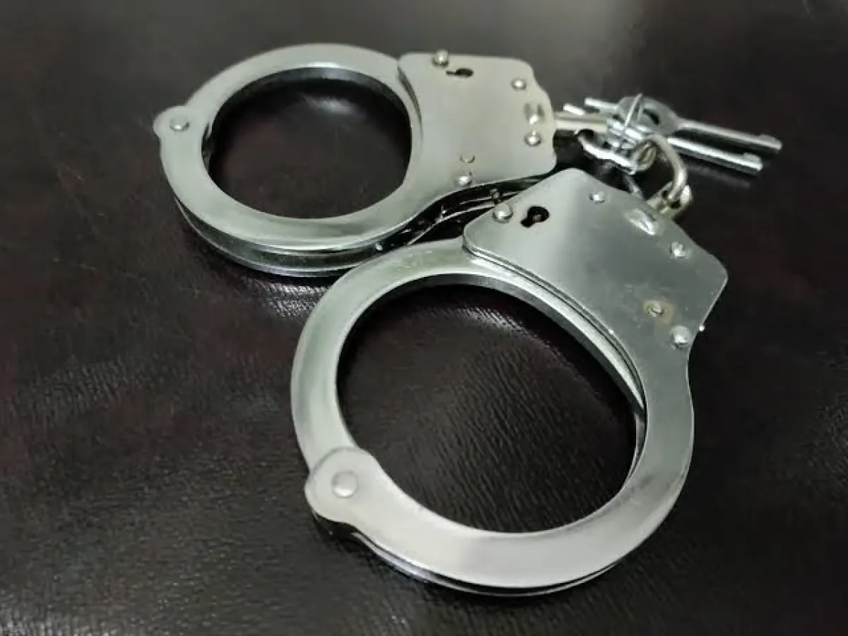 ضبط متهم بحيازة حبوب مخدرة في عدن وآخر بعبث بسلاح أودى بحياة شخص بمأرب