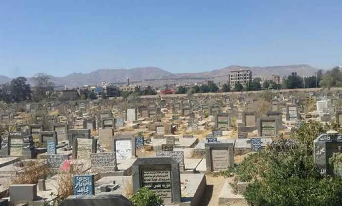 فيديو: معلمة يمنية تطالب الحوثيين وقف انتهاك حرمة القبور في مقبرة خزيمة بصنعاء
