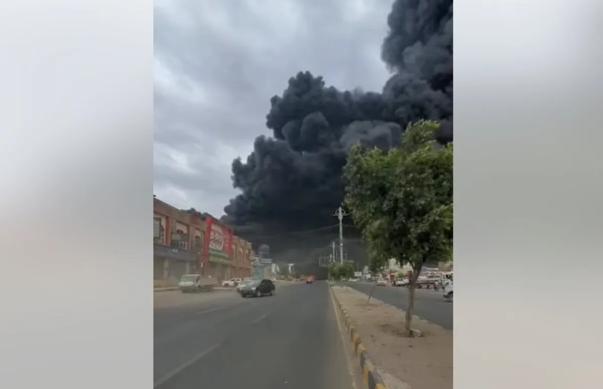 مسيَّرتان لمليشيا الحوثي سقطتا على مستودع في صنعاء وأشعلتا حريقا هائلا