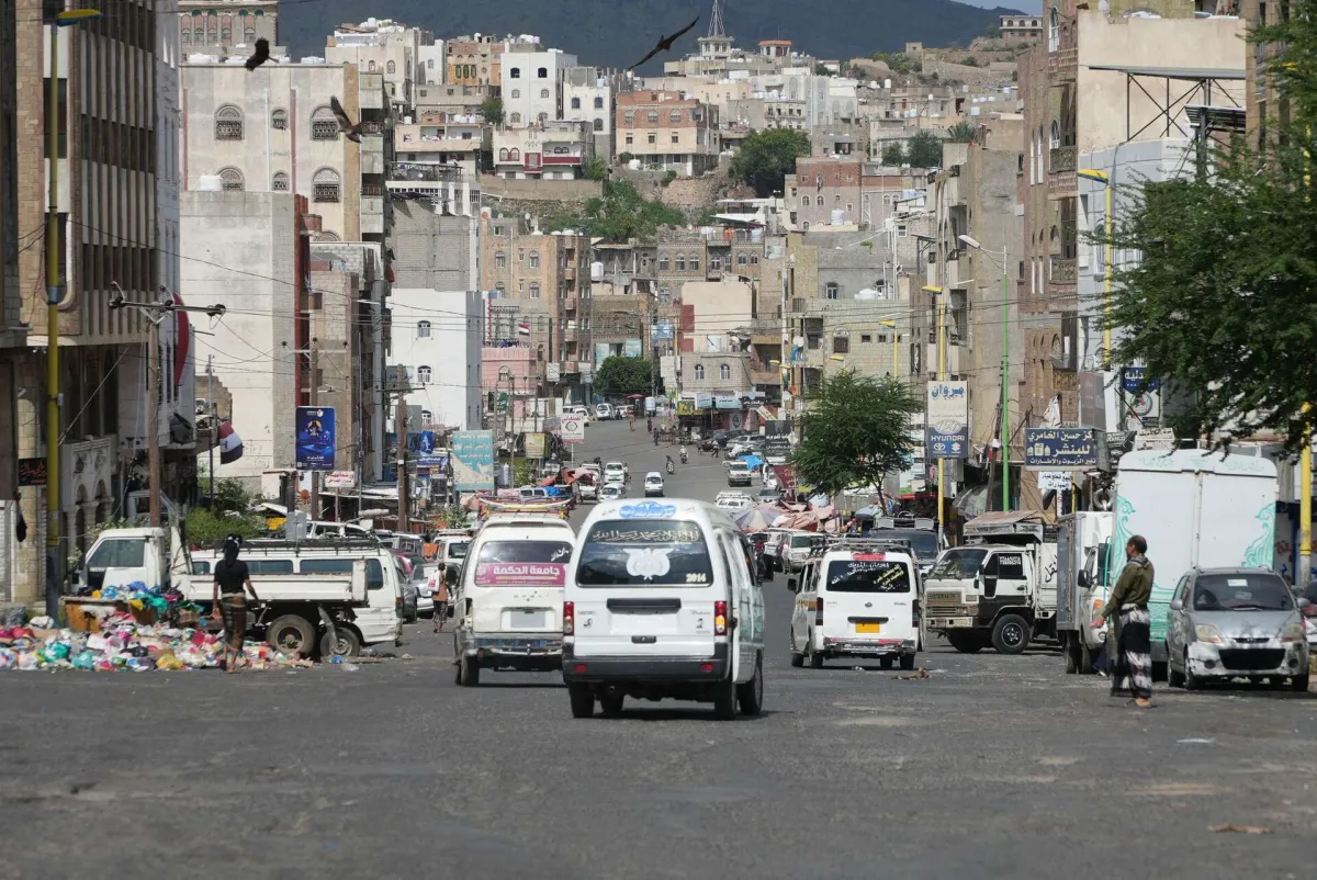 حصار الحوثي لمدينة تعز يشمل "إخلاء النفايات"