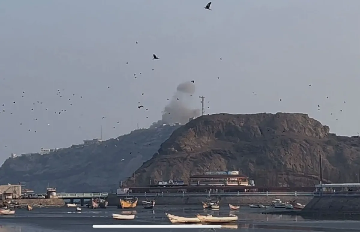 فيديو: مشاهد أولية لاستهداف قصر معاشيق الرئاسي بعدن