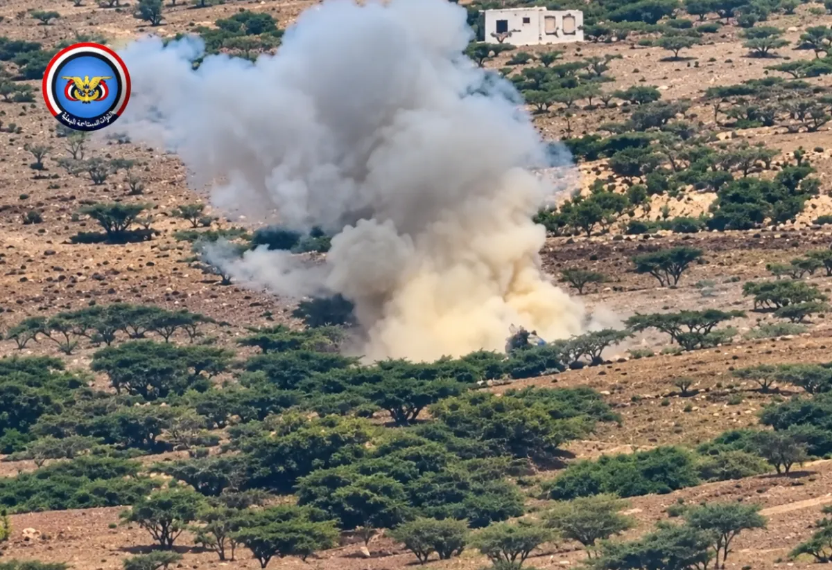 دمرت المقاومة الوطنية طقمًا حوثيًا بمن فيه بجبهة المضاربة (فيديو)