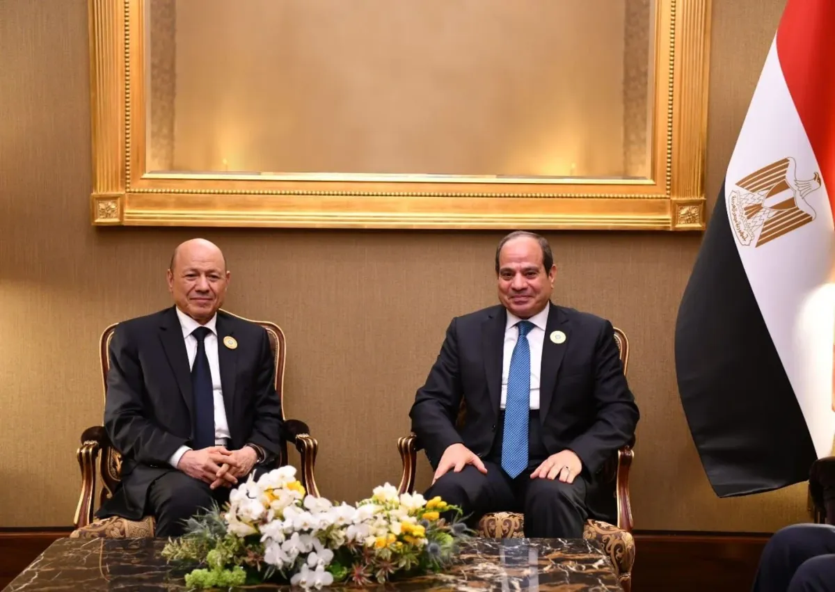 لقاء مرتقب يجمع العليمي والسيسي الذي دعا البرلمان إلى "طارئة" للتفويض بالتحرك