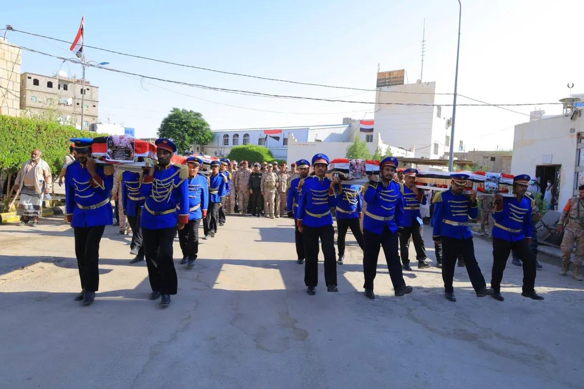 في موكب رسمي وشعبي مهيب.. مأرب تودع أركان جبهة حريب وأربعة من رفاقه