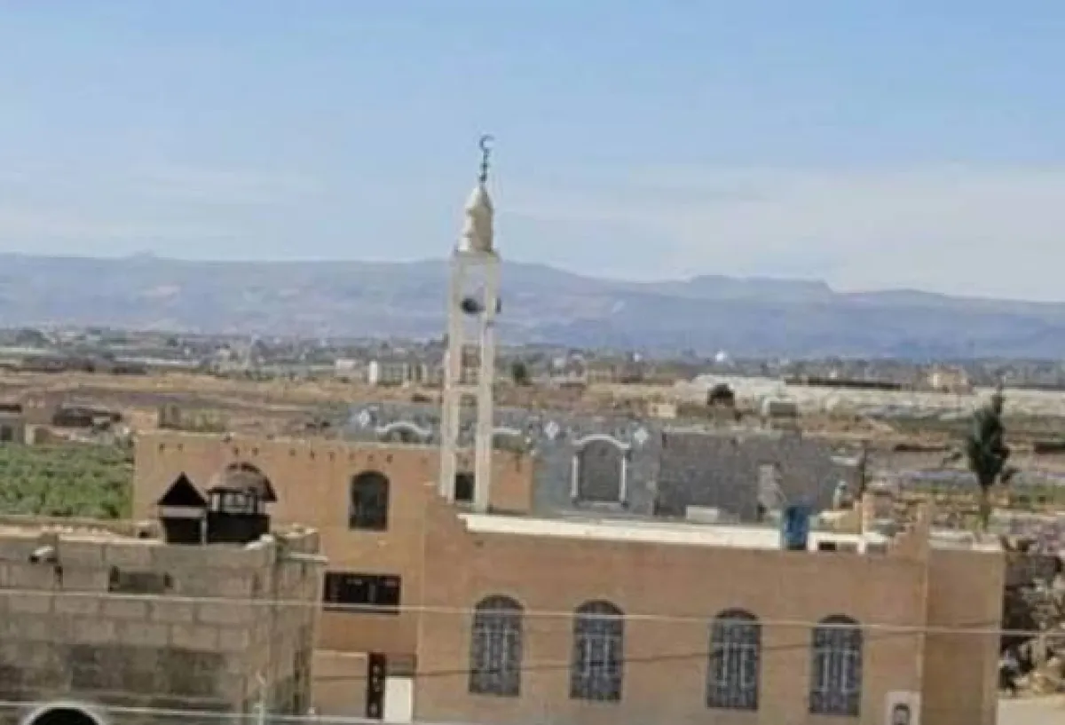 مليشيا الحوثي تتخذ من مساجد ساحل تعز مجالس للقات والنوم ومواقع للاحتماء من الطيران