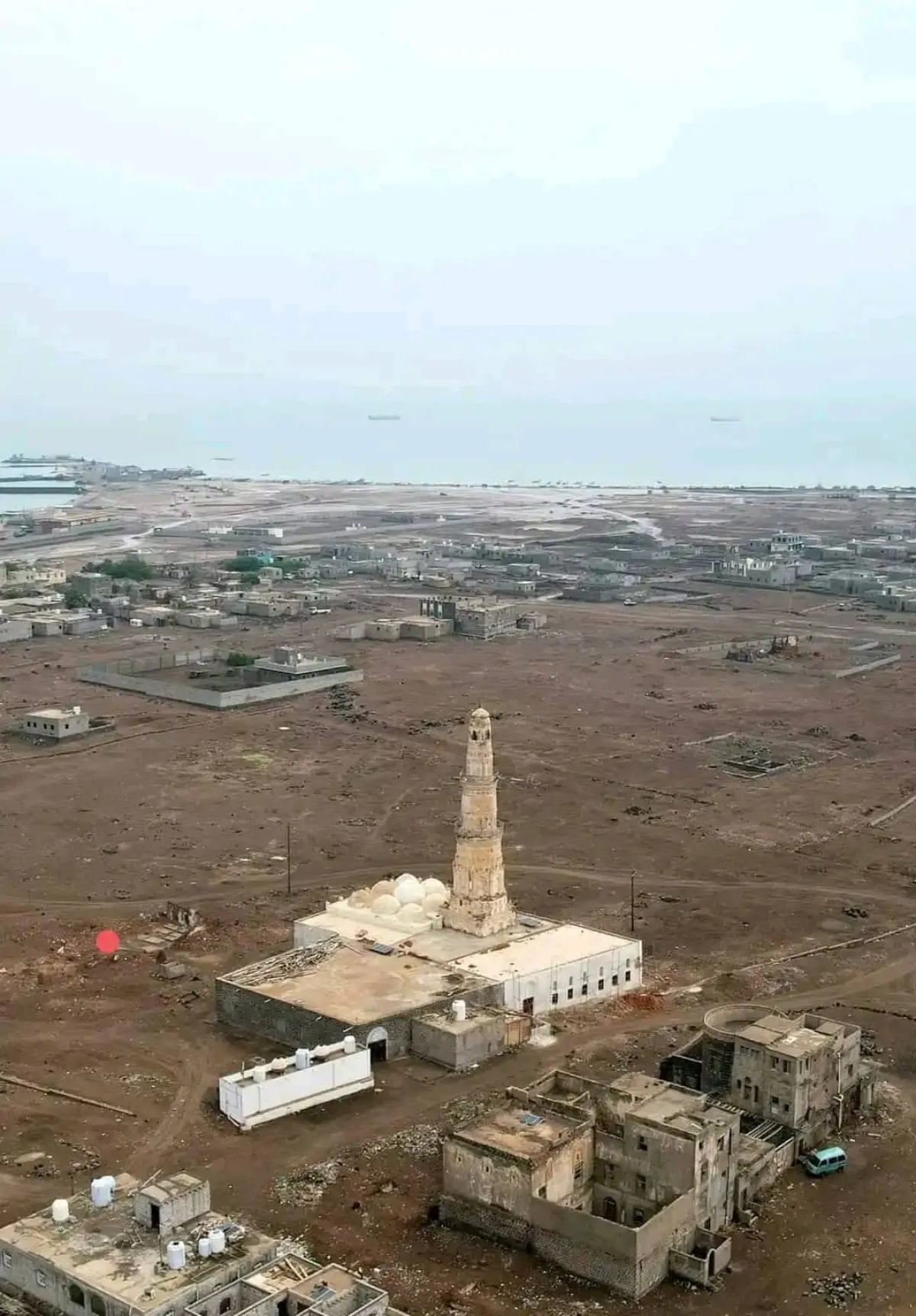 مليشيا الحوثي تتخذ من مساجد ساحل تعز مجالس للقات والنوم ومواقع للاحتماء من الطيران