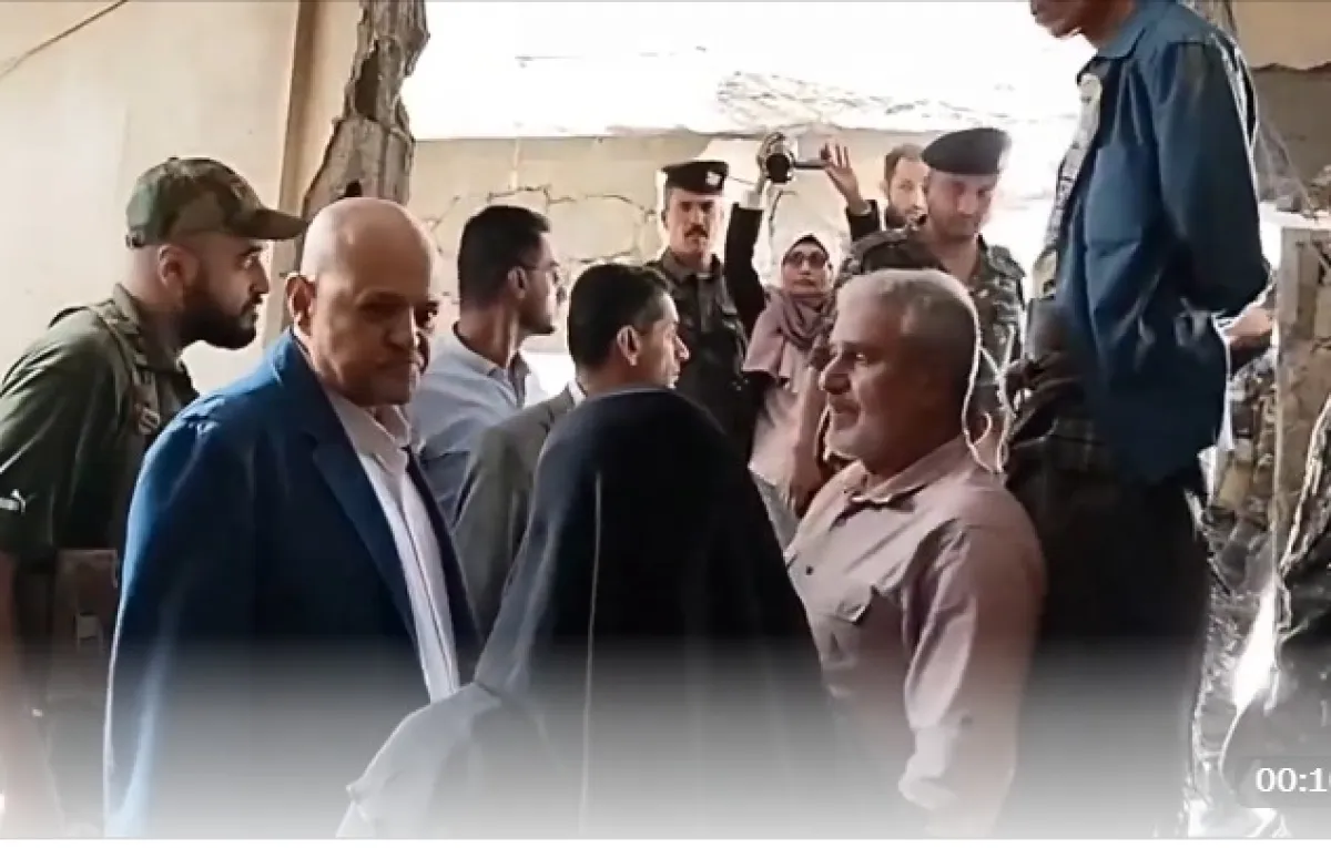 الرئيس العليمي وجه ببناء منزل للأسرة المتضررة من صاروخ باليستي حوثي في "صينة" بتعز (فيديو)