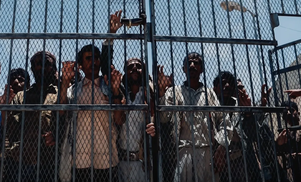إب.. مليشيا الحوثي تفرج عن سجناء قضايا جنائية مقابل الزج بهم في جبهات القتال بتعز