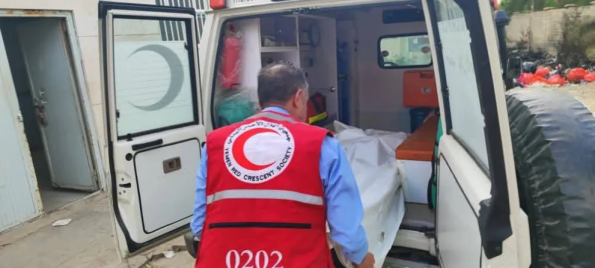 الهلال الأحمر اليمني بتعز يُسهّل عملية نقل وتسليم عددٍ من الجثث بين الأطراف المعنية