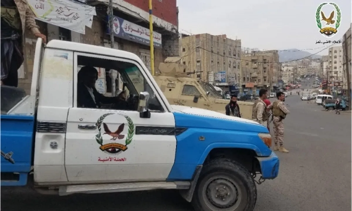 شرطة تعز تلقي القبض على متهمين بتلقي أموال من المروني المشرف العسكري الحوثي بالحوبان