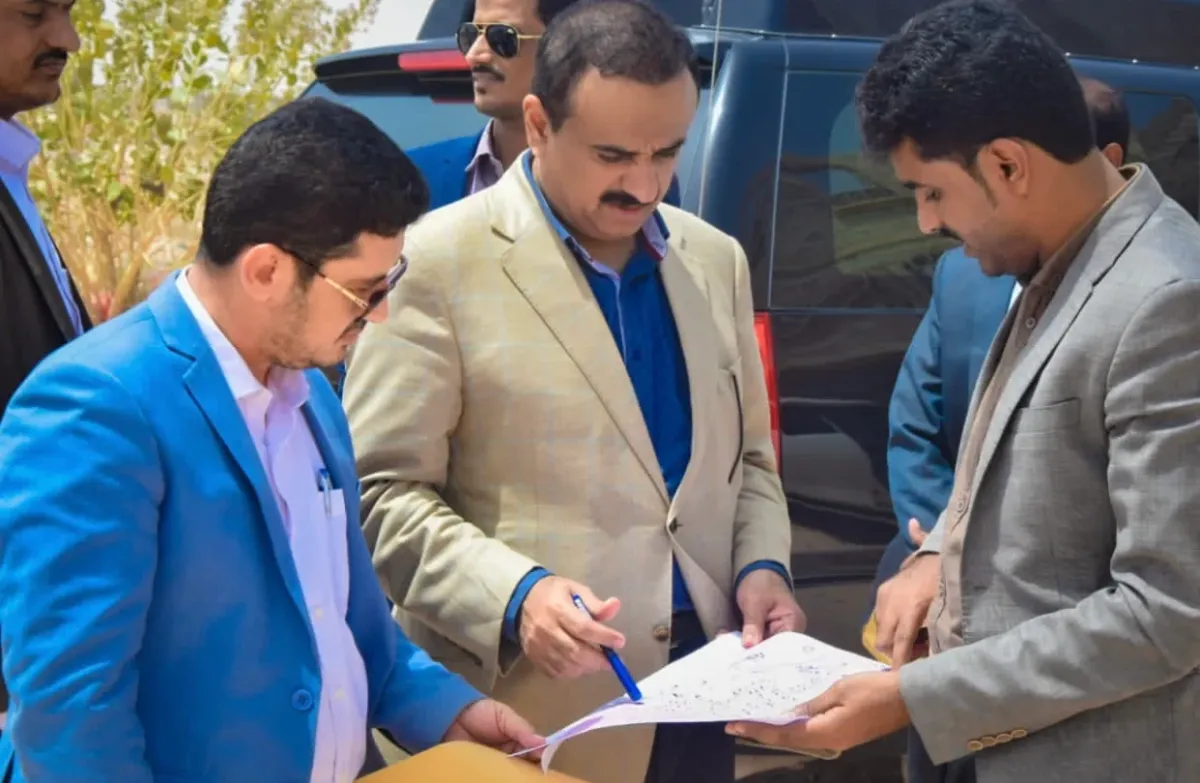 محافظ شبوة يوجه بصرف أراضٍ لأسر شهداء الجريمة الإرهابية وتوفير التمويل لبناء مساكن