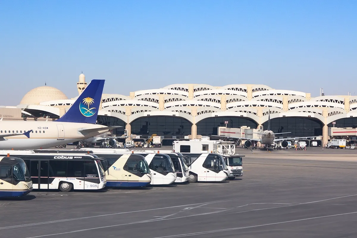 مطار الملك خالد يستأنف عملياته التشغيلية جزئياً واعتراض صواريخ ومسيّرات باتجاه الرياض ومكة والمدينة وينبع والطائف