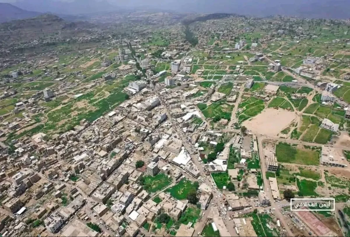 الحوثيون يستخدمون مخيماً للمهمشين وسط التربة لتخزين التعزيزات العسكرية