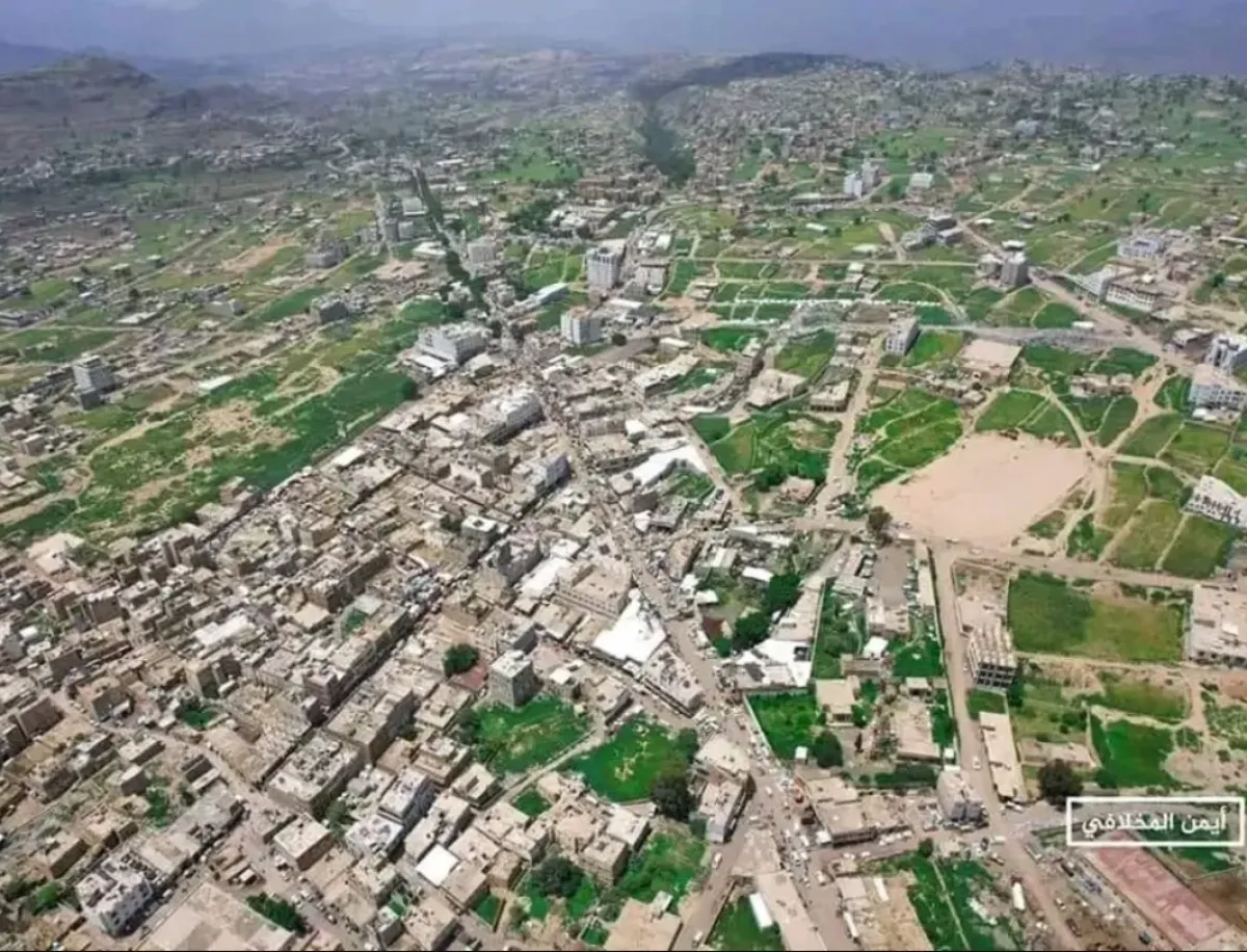 الحوثيون يستخدمون مخيماً للمهمشين وسط التربة لتخزين التعزيزات العسكرية