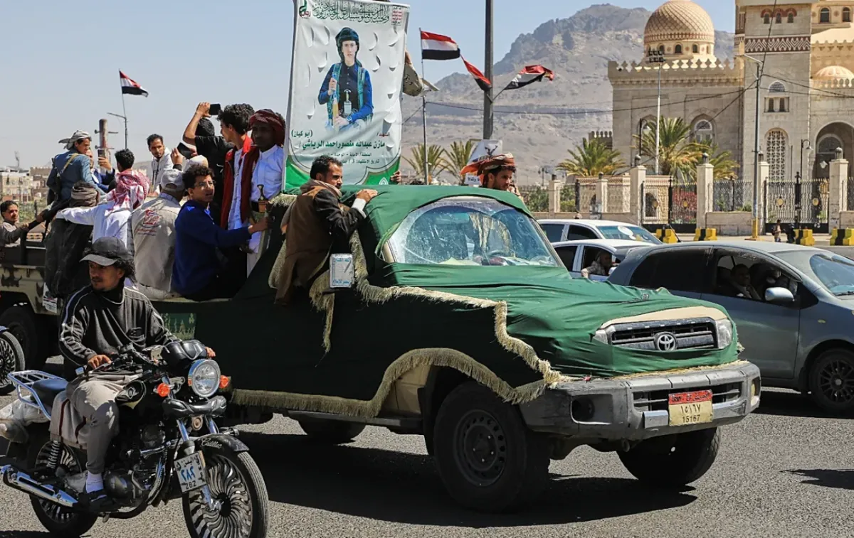 بينهم 16 قيادياً عسكرياً وأمنياً.. أسماء ومناطق 52 هالكاً حوثياً شيعتهم المليشيا