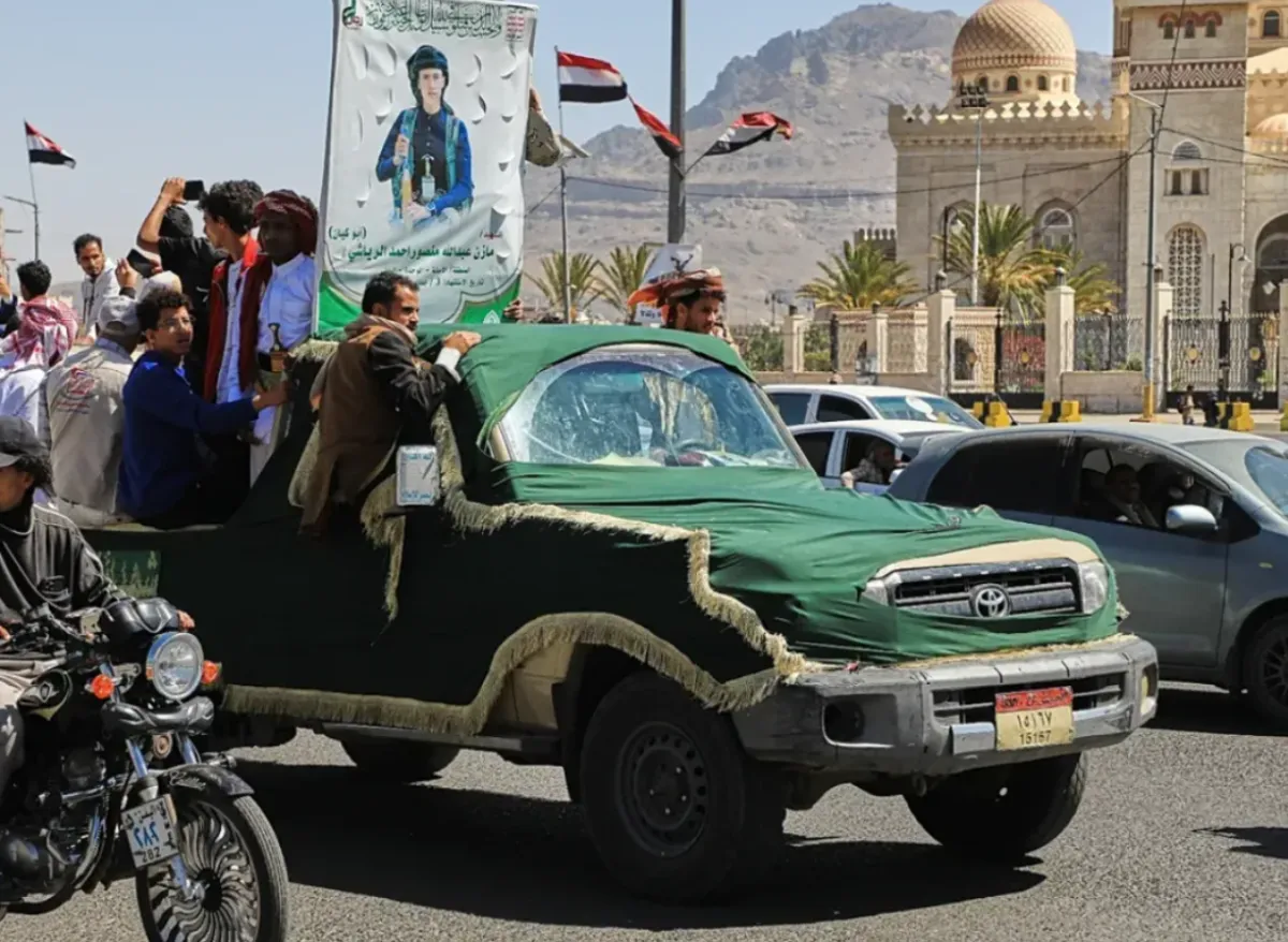 بينهم 16 قيادياً عسكرياً وأمنياً.. أسماء ومناطق 52 هالكاً حوثياً شيعتهم المليشيا
